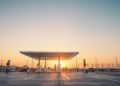 Estación de recarga de vehículos eléctricos en China al atardecer, símbolo de la transición energética del país.