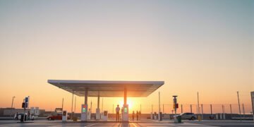Estación de recarga de vehículos eléctricos en China al atardecer, símbolo de la transición energética del país.