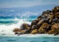 Olas golpean la costa de California durante tormenta costera vinculada al fenómeno climático El Niño.