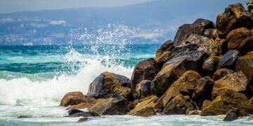 Olas golpean la costa de California durante tormenta costera vinculada al fenómeno climático El Niño.