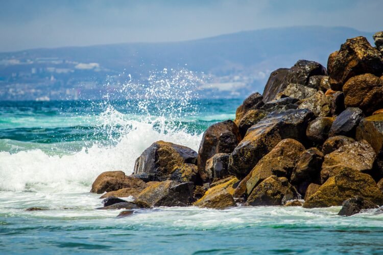 Olas golpean la costa de California durante tormenta costera vinculada al fenómeno climático El Niño.