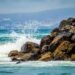 Olas golpean la costa de California durante tormenta costera vinculada al fenómeno climático El Niño.