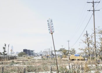 Calle urbana durante una ola de calor extremo con temperaturas récord en verano europeo.