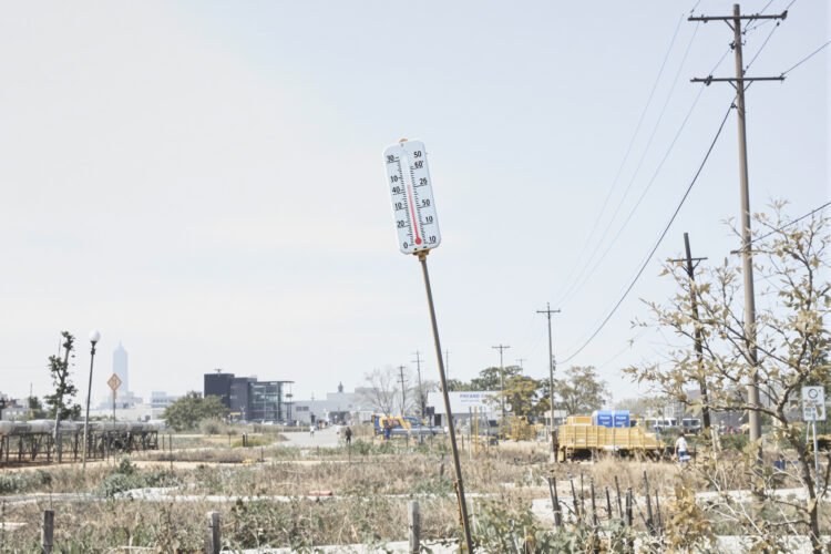 Calle urbana durante una ola de calor extremo con temperaturas récord en verano europeo.