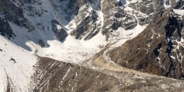 Vista de un glaciar en el Himalaya con laderas montañosas expuestas tras el derretimiento del hielo milenario.