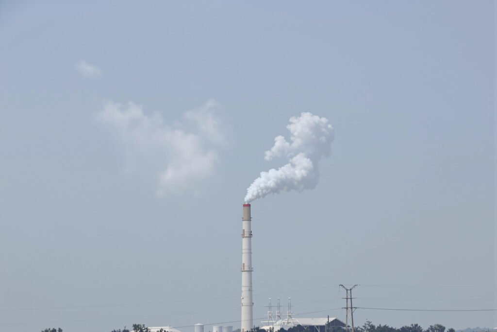 Planta de carbón en Indonesia emitiendo humo, parte del sistema de carbón cautivo que alimenta la industria del níquel.