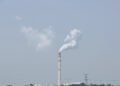 Planta de carbón en Indonesia emitiendo humo, parte del sistema de carbón cautivo que alimenta la industria del níquel.
