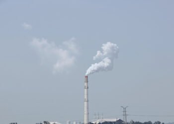 Planta de carbón en Indonesia emitiendo humo, parte del sistema de carbón cautivo que alimenta la industria del níquel.