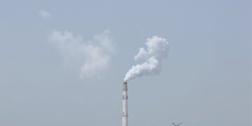Planta de carbón en Indonesia emitiendo humo, parte del sistema de carbón cautivo que alimenta la industria del níquel.