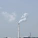 Planta de carbón en Indonesia emitiendo humo, parte del sistema de carbón cautivo que alimenta la industria del níquel.