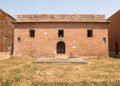 Casa de ladrillo con arquitectura tradicional y patio interior en India