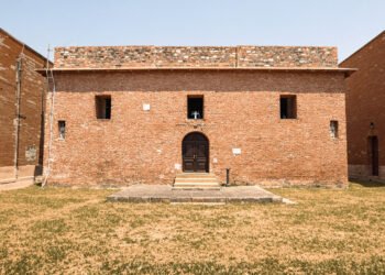 Casa de ladrillo con arquitectura tradicional y patio interior en India