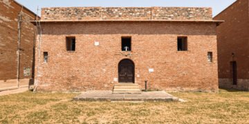 Casa de ladrillo con arquitectura tradicional y patio interior en India