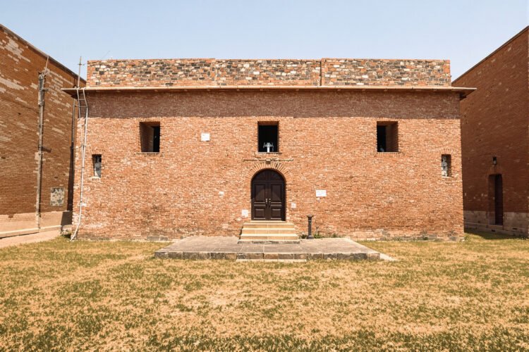 Casa de ladrillo con arquitectura tradicional y patio interior en India