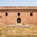 Casa de ladrillo con arquitectura tradicional y patio interior en India