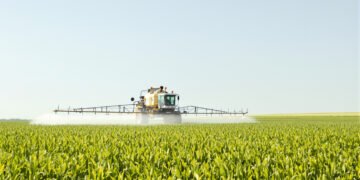 Agricultor fumigando pesticidas en campo de cultivo, escena que se repite en millones de explotaciones agrícolas del mundo.