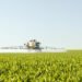 Agricultor fumigando pesticidas en campo de cultivo, escena que se repite en millones de explotaciones agrícolas del mundo.