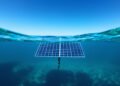 Panel solar bajo el agua con luz azul filtrada por el océano, mostrando tecnología fotovoltaica submarina.