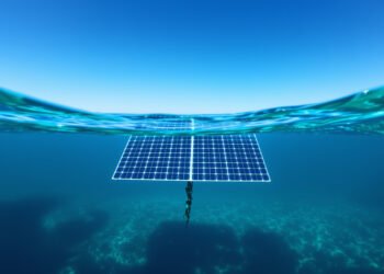 Panel solar bajo el agua con luz azul filtrada por el océano, mostrando tecnología fotovoltaica submarina.