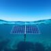 Panel solar bajo el agua con luz azul filtrada por el océano, mostrando tecnología fotovoltaica submarina.