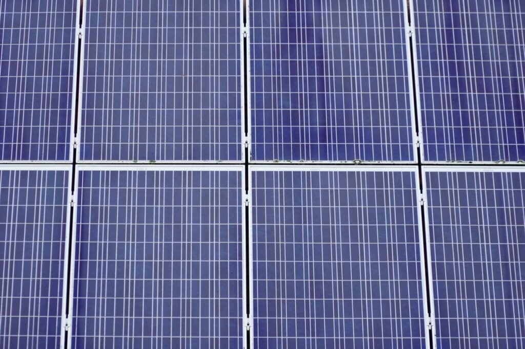 Células fotovoltaicas de silicio bajo luz solar, representando la innovación en paneles solares sin metales pesados.