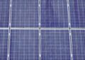 Células fotovoltaicas de silicio bajo luz solar, representando la innovación en paneles solares sin metales pesados.