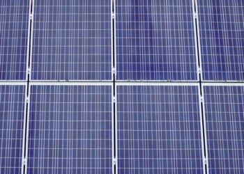 Células fotovoltaicas de silicio bajo luz solar, representando la innovación en paneles solares sin metales pesados.