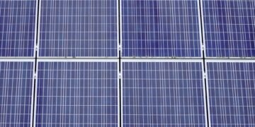 Células fotovoltaicas de silicio bajo luz solar, representando la innovación en paneles solares sin metales pesados.