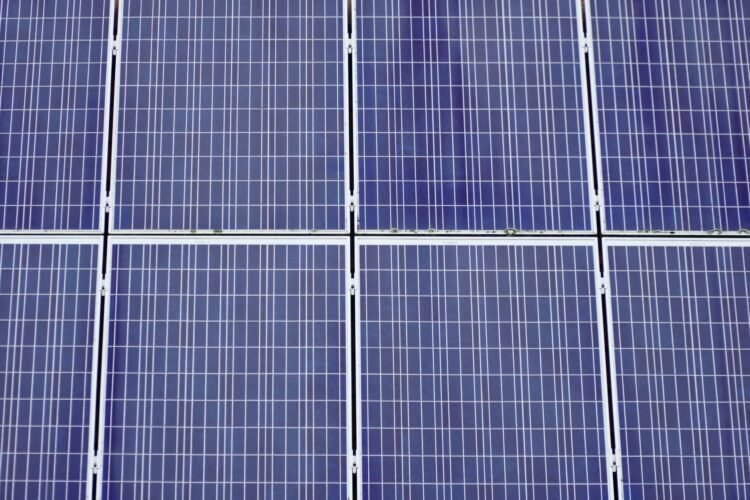 Células fotovoltaicas de silicio bajo luz solar, representando la innovación en paneles solares sin metales pesados.