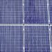 Células fotovoltaicas de silicio bajo luz solar, representando la innovación en paneles solares sin metales pesados.