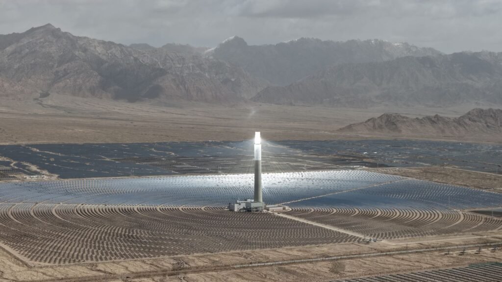 Campo de paneles solares fotovoltaicos en China, donde la capacidad instalada superó al carbón por primera vez.