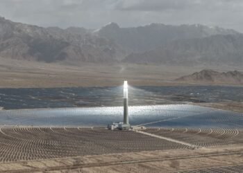 Campo de paneles solares fotovoltaicos en China, donde la capacidad instalada superó al carbón por primera vez.