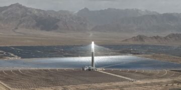 Campo de paneles solares fotovoltaicos en China, donde la capacidad instalada superó al carbón por primera vez.