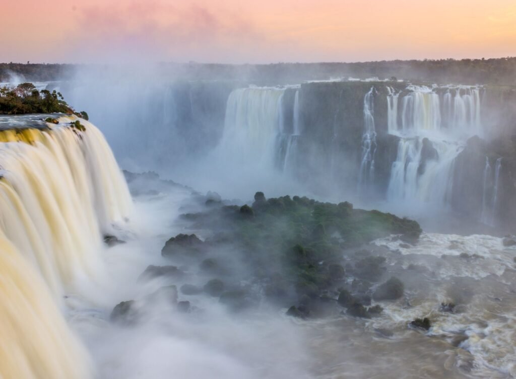 Vista aérea de las Cataratas del Iguazú con el río crecido por lluvias intensas vinculadas al fenómeno El Niño