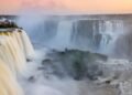 Vista aérea de las Cataratas del Iguazú con el río crecido por lluvias intensas vinculadas al fenómeno El Niño