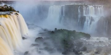 Vista aérea de las Cataratas del Iguazú con el río crecido por lluvias intensas vinculadas al fenómeno El Niño