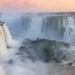 Vista aérea de las Cataratas del Iguazú con el río crecido por lluvias intensas vinculadas al fenómeno El Niño