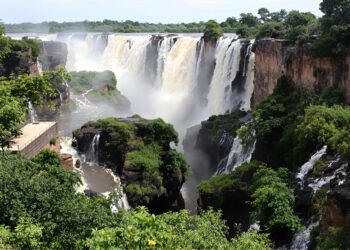 Vista panorámica de las Cataratas del Iguazú en Misiones, uno de los principales atractivos turísticos afectados por El Niño.