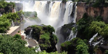 Vista panorámica de las Cataratas del Iguazú en Misiones, uno de los principales atractivos turísticos afectados por El Niño.