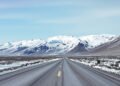 Ruta de montaña cubierta de nieve en la cordillera de los Andes, similar al Paso Cristo Redentor cerrado por nevadas.