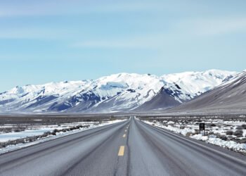 Ruta de montaña cubierta de nieve en la cordillera de los Andes, similar al Paso Cristo Redentor cerrado por nevadas.