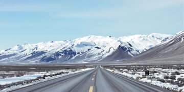 Ruta de montaña cubierta de nieve en la cordillera de los Andes, similar al Paso Cristo Redentor cerrado por nevadas.