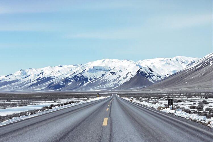 Ruta de montaña cubierta de nieve en la cordillera de los Andes, similar al Paso Cristo Redentor cerrado por nevadas.