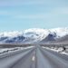 Ruta de montaña cubierta de nieve en la cordillera de los Andes, similar al Paso Cristo Redentor cerrado por nevadas.
