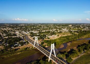 Vista aérea del río Paraná desbordado cerca de una ciudad costera del noreste argentino.