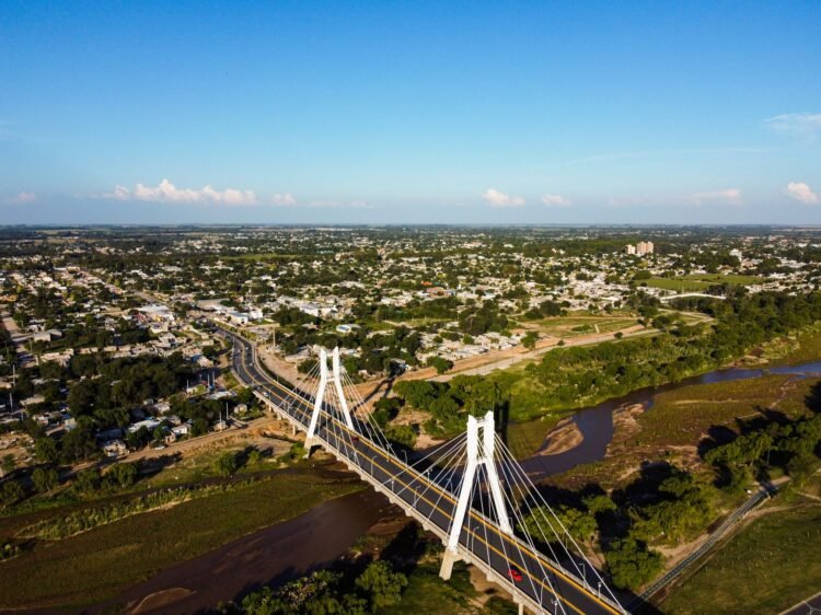 Vista aérea del río Paraná desbordado cerca de una ciudad costera del noreste argentino.