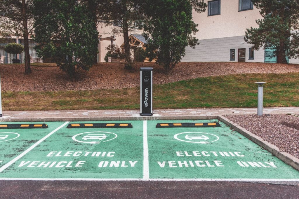 Estación de carga para vehículos eléctricos en Reino Unido, donde los costos operativos son nueve veces menores que los de co