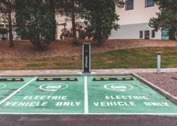 Estación de carga para vehículos eléctricos en Reino Unido, donde los costos operativos son nueve veces menores que los de co