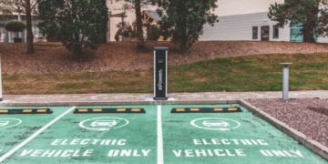 Estación de carga para vehículos eléctricos en Reino Unido, donde los costos operativos son nueve veces menores que los de co