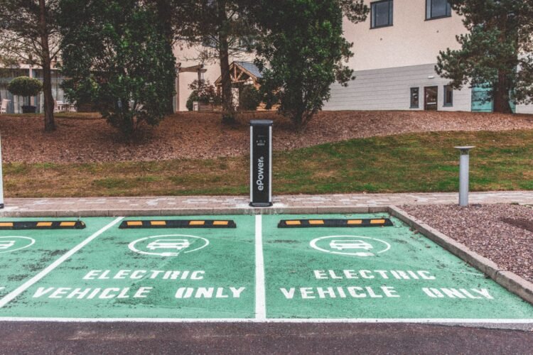 Estación de carga para vehículos eléctricos en Reino Unido, donde los costos operativos son nueve veces menores que los de co